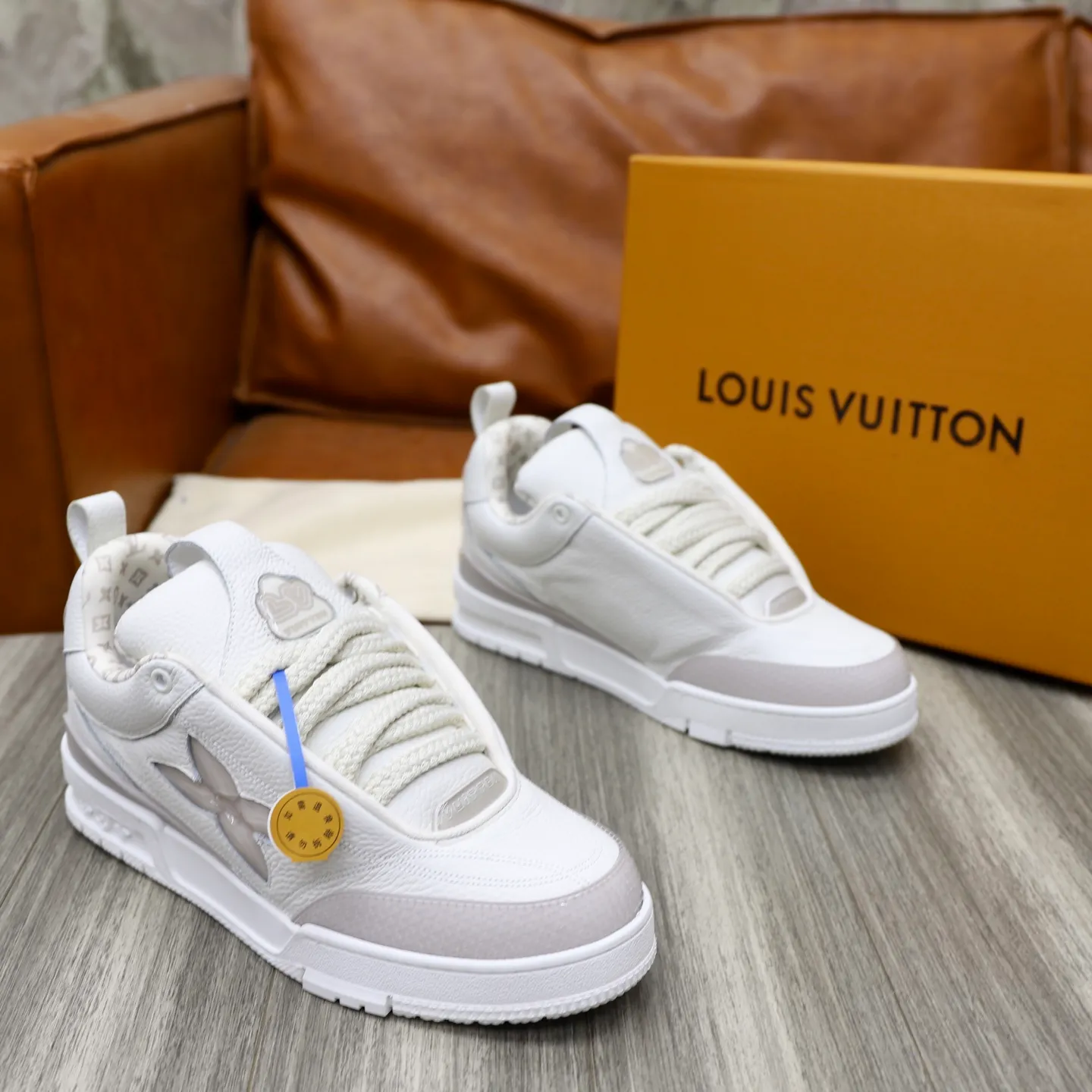 Men's shoes 💰: 860💰 LV Louis Vuitton TRAINER new sneakers are shipped. Louis Vuitton men's artistic director Virgil Abloh took inspiration to create this LV Trainer sneaker. Yingze crystal inlays present a colorful effect, with two gorgeous effect colors to choose from. The LV diamond letter logo badge on the tongue is gorgeous and noble. The LV letters are decorated on the side. The outsole is decorated with a Monogram flower pattern. It shows the trend of elegance and nobility! Men's model: 39-44 (38, 45, 46 customized)